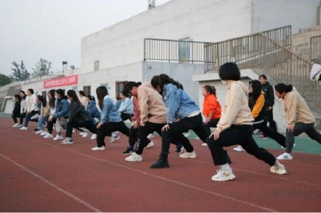 【完满班级】“快乐体育 魅力生活”——艺术传媒学院视觉1701两人三足活动