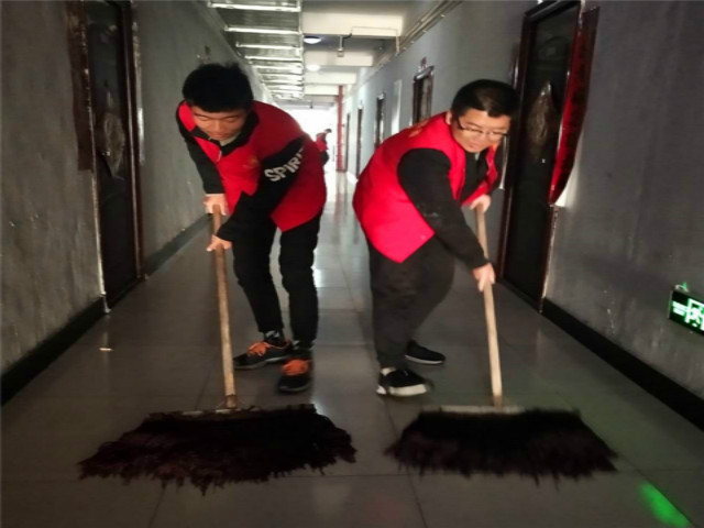 爱护学习环境 打扫从我做起——智能工程学院第二十期马路天使计划