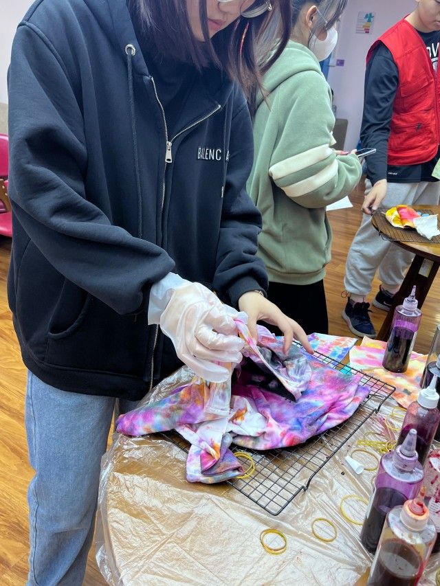 艺韵扎染 指尖传承——艺术传媒学院“‘布’期而遇 邂逅扎染”非遗传承在行动