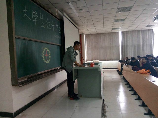 学生社团纳新在路上 急待英才易新颜
