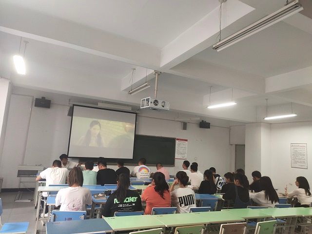 【完满班级】桃李满天下 恩情似深海——艺术传媒学院环设2001班感恩教师主题观影活动