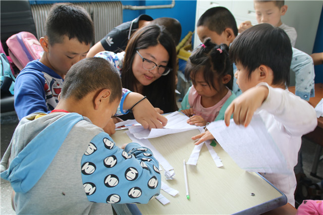 闪光的信院第185期： 盛夏蔷薇 却学不会温柔 ——何晓晨