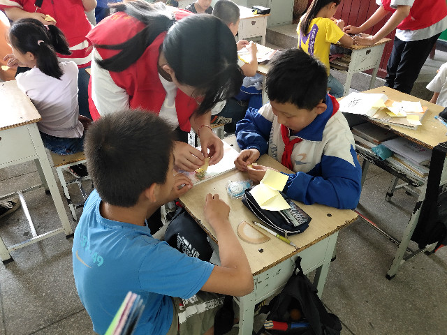 细雨育桃李 硕果慰园丁——经济与管理学院青年志愿者协会创“益”教师节活动