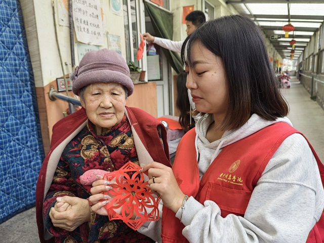 守护最美“夕阳红”非遗剪纸进南山苑老年公寓——老年公寓爱心行动第二期活动