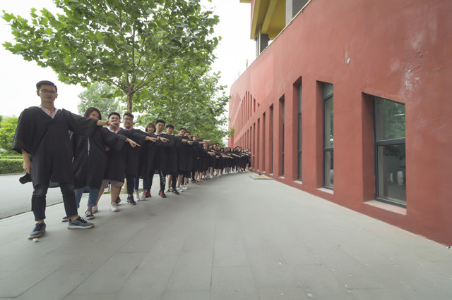 【完满班级】情谊在胶片中定格 我们一路引吭高歌——艺术传媒学院2014级环设1401班完满班级主题活动