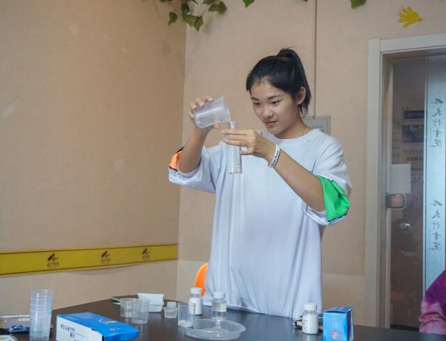 “e”起动手 遨游科学的海洋——大数据学院、信息工程学院“e路同行”科技文化蓝海行动之第35期小e趣味实验