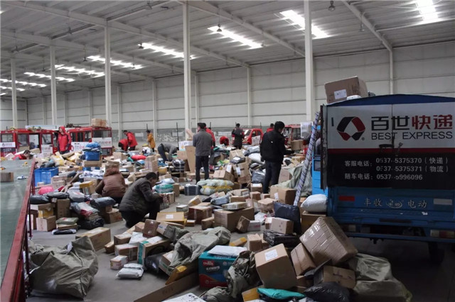 风雨过后 彩虹依旧——记远景学院“迎五一”劳动摄影展活动成功举办