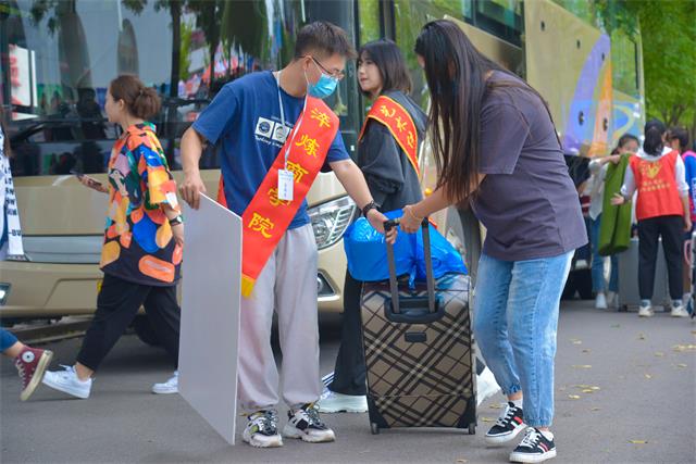 【迎新纪实】以“心”迎新 学生志愿者助力我校2021年迎新工作