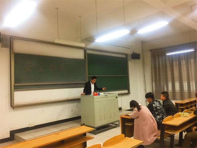 【辅导员说完满】文明守纪树良风 安全教育我先行——机电工程系2015级举办安全警示教育会议