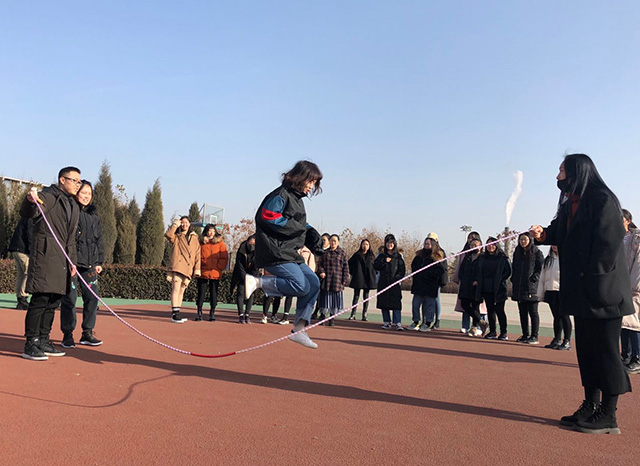 【完满班级】广阔的绿茵场上“绳”采飞扬——艺术传媒学院视觉(专升)1805班“热爱生活,跃动青春”冬季长绳趣味赛