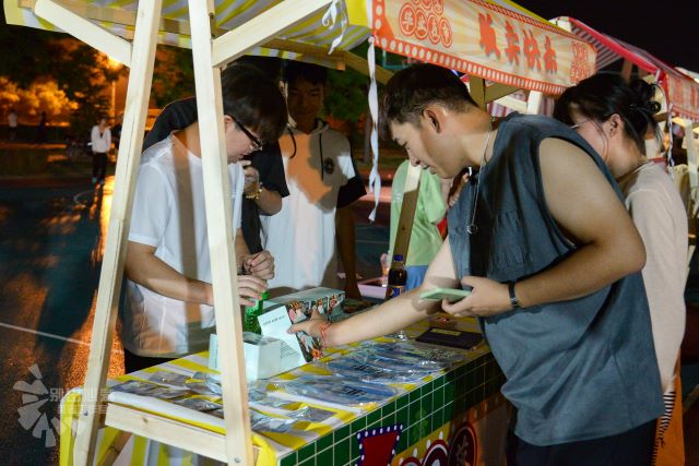 “日不落”毕业夜市超燃来袭 这个毕业季氛围感拉满了!