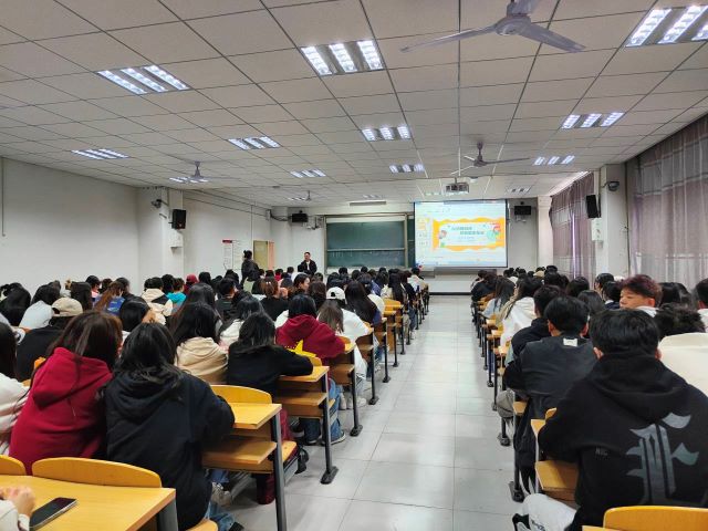 【辅导员说完满】以清醒自律 抵制娱乐至死——经济与管理学院2023级辅导员说完满活动