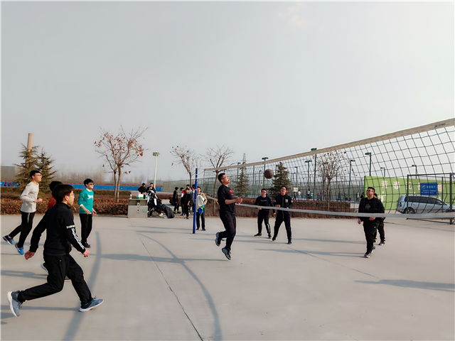 【完满班级】排球展激情 春日暖人心——网工1802班举办“让校园充满青春”排球比赛