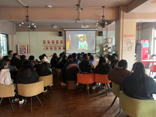 【完满班级】抓住黑暗中的那道光 我们永不言败——艺术传媒学院动画2101班《夺冠》观影活动新闻稿