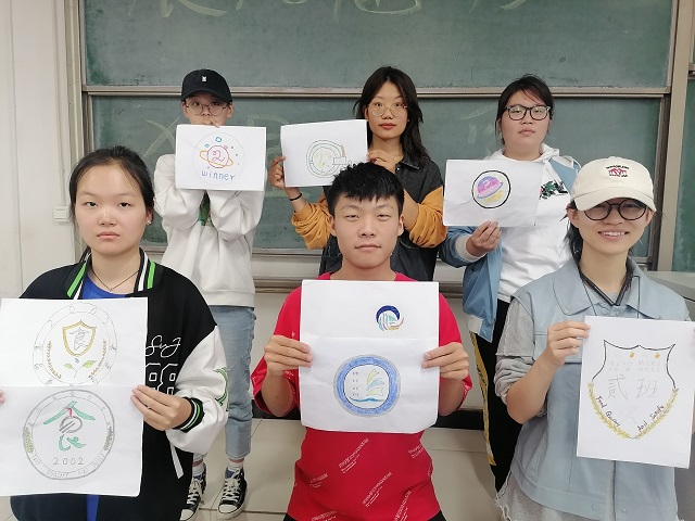 【完满班级】设计特色班徽 展现班级风采——食品与环境学院食安2002班完满班级活动