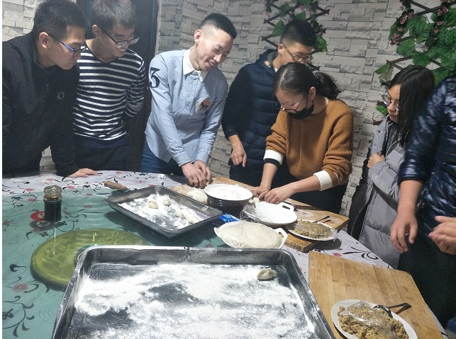 【完满班级】温暖冬日 你是主“饺”——环科系动医1702班举办完满班级活动