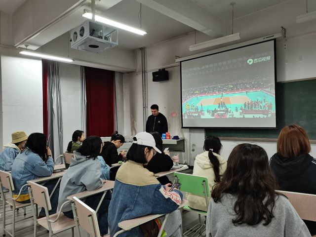 【完满班级】感悟女排精神 畅谈无悔青春——艺术传媒学院视觉1802班女排精神无悔青春观看女排比赛交流会