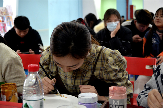 【1+1>2】缤纷彩瓷 精品手绘 在传统文化中沁润心灵——淬炼•国际商学院&智能工程学院联合举办活动