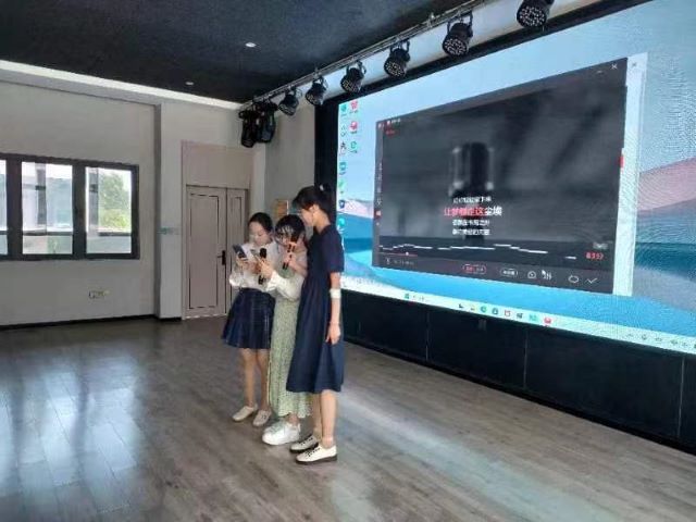 吟诗听风雅 词韵染人间——大数据学院、信息工程学院“青未了”系列主题歌舞会第二十期