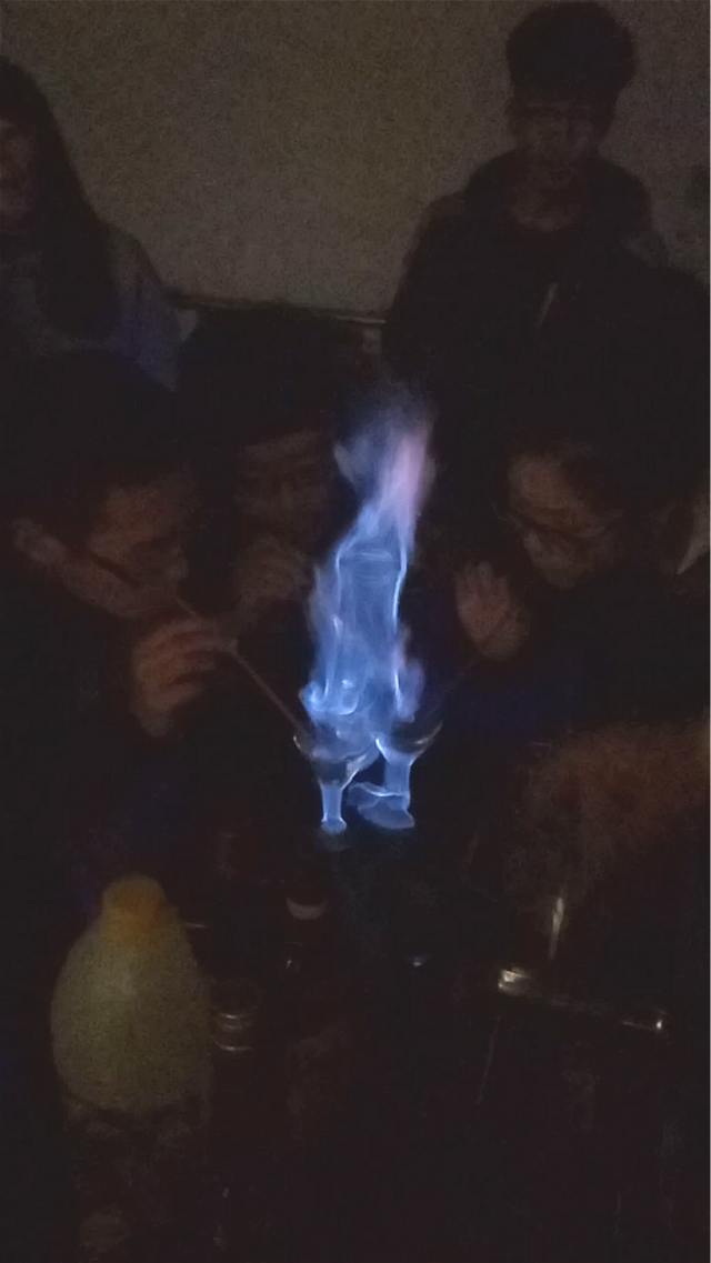 【社团巡礼节】调酒社举办“火焰酒”的调制活动
