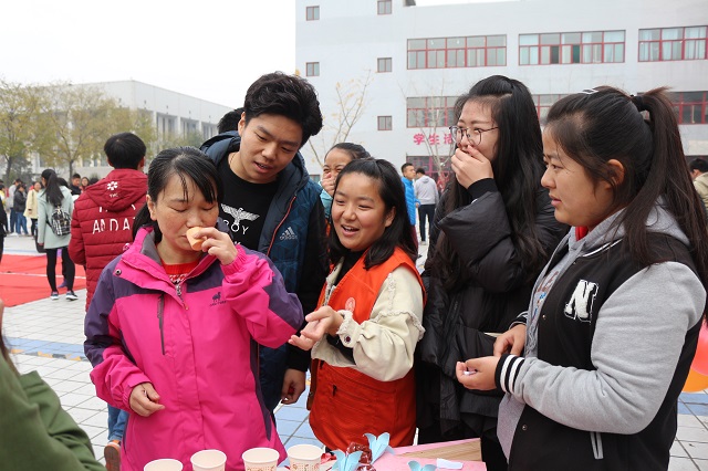环科系举办第二届“蒸馏吧,水果们”食品酿酒节