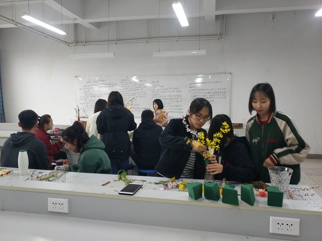 【社团快讯】把春光扎进花器里——花艺协会思维“插花知识”小课堂