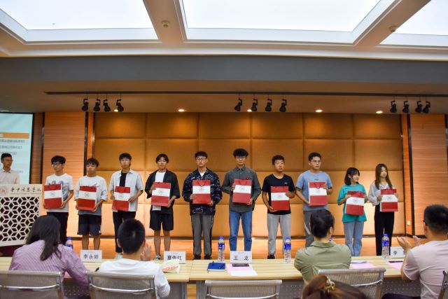 登巨人之肩 聚焦阅读中的商科思维——大数据学院、信息工程学院“信息产业大咖传记阅读计划”赠书仪式