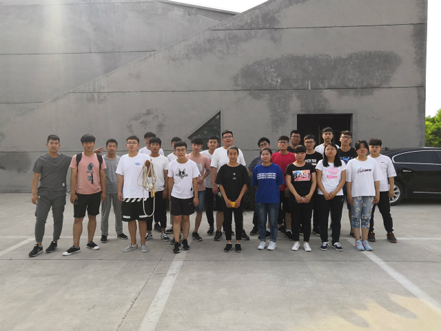 【完满班级】摇青春的绳 唱欢快的歌——网工1702班举办“青春跳大绳”趣味体育活动