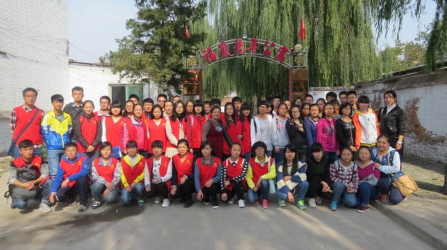 暖心工程第53期:校院两级青年志愿者携手走进福康老年公寓