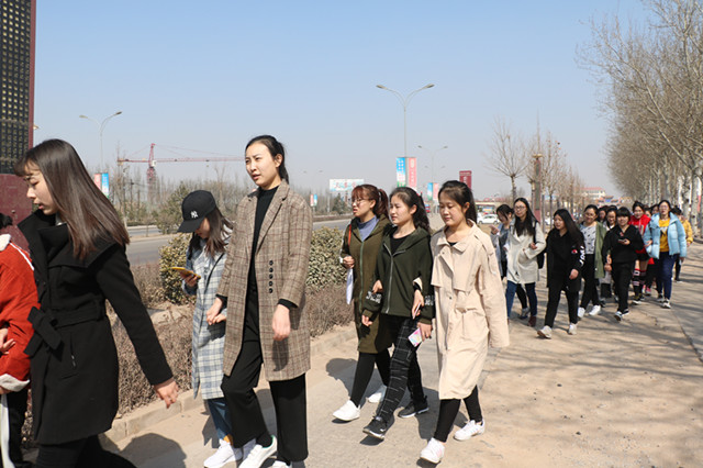 明日之子 点亮微光——外语系举办“乐在其中 途我自在”奔跑行活动