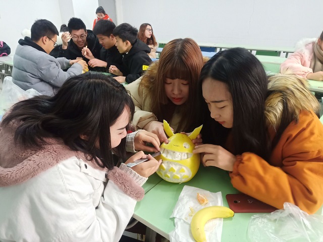 【完满班级】童心雕刻 柚趣横生——环设1803趣味柚子雕刻活动