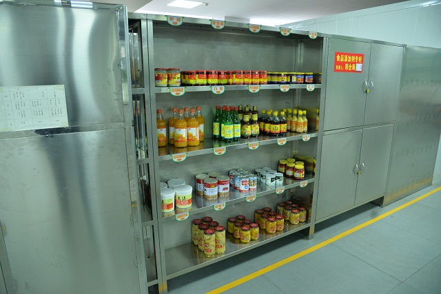 “走进后厨 眼见为食”主题权益活动守护学生健康