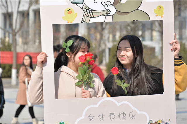 享你所爱 遇见“芳华”——首届“芳华”女生节主题展