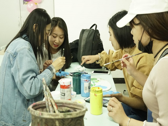 创新展风采 手绘移生活——“掌上世界 绽放你不一样的美丽”艺术传媒学院第二届创意手绘活动