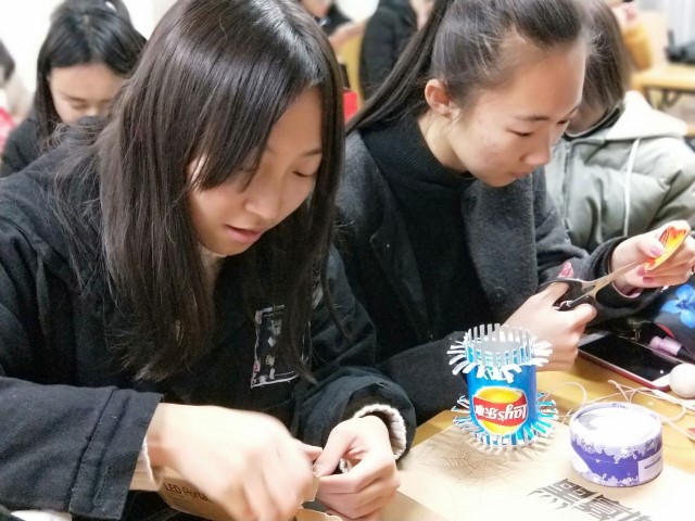 【完满班级】巧手打造废杂物  奇思妙想改新颜——淬炼商学院“创”享青春主题活动（二十三）