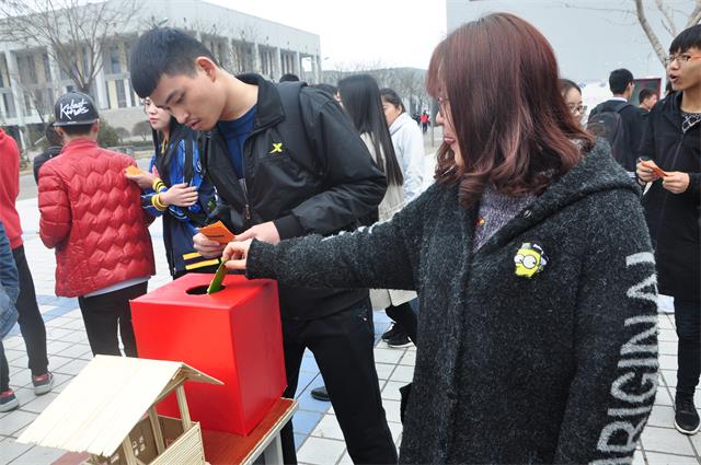 信工系举办第三届“变废为宝,“筷”乐随性”活动