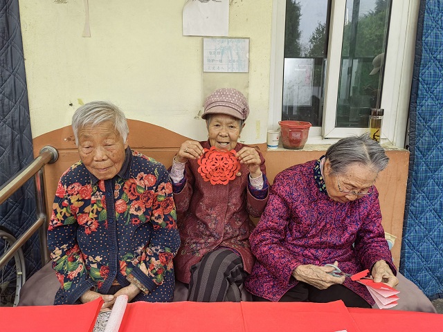 守护最美“夕阳红”非遗剪纸进南山苑老年公寓——老年公寓爱心行动第二期活动