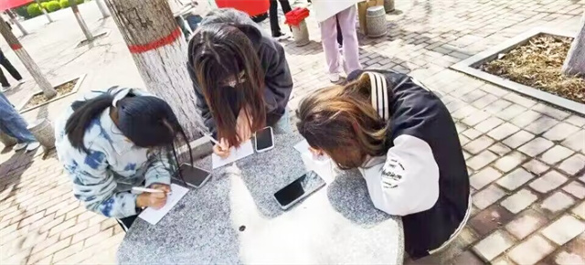 手赠玫瑰 与子同裳 让爱留在桃园堡——淬炼·国际商学院专项志愿服务队4月份活动