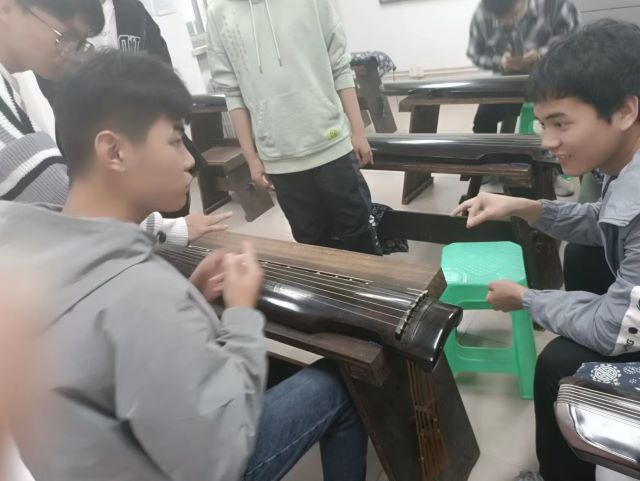 【完满班级】走进古琴：品弦内清雅 得弦中妙趣——远景学院远景2103班完满班级活动