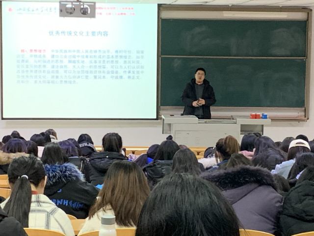 【辅导员说完满】立国之自信 待春之华滋——外语系2018级主题年级会