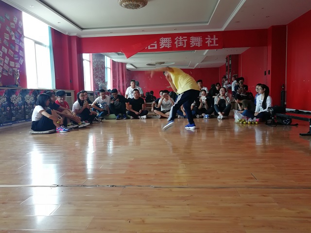 走进星启舞的feelstyle——园艺1601班举办完满班级嘻哈挑战赛