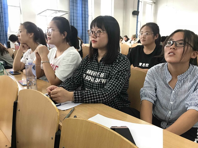 【辅导员说完满】铿锵玫瑰 完满绽放——食品与环境学院2016级辅导员说完满