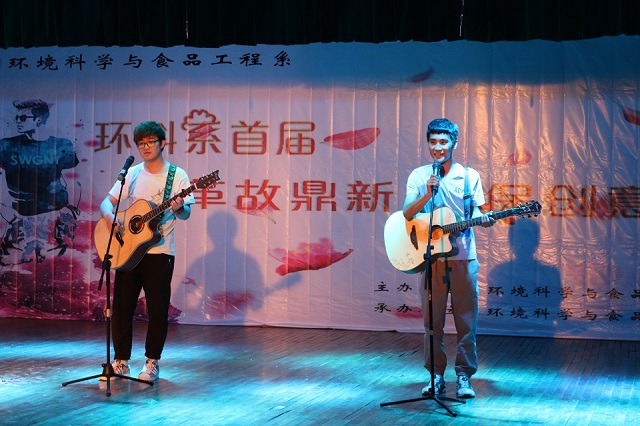 环科系首届“革故鼎新”环保创意服装秀