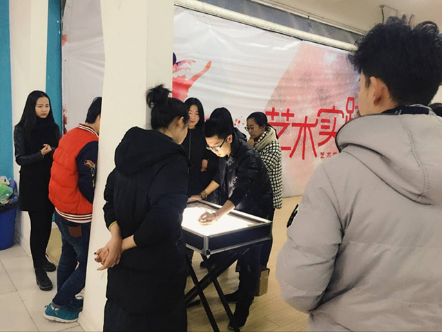 【社团巡礼节】“v”沙画社团举办“乐中学沙画”活动