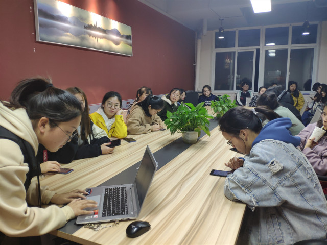 【完满班级】学雷锋献爱心 文明看我行——外国语言文学系英语1803班、英语1804班3月完满班级活动