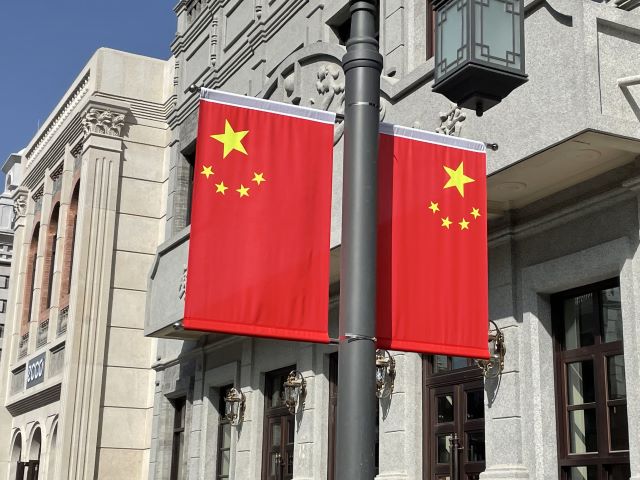 我与国旗齐同框 国泰民安共辉煌——商务英语学院“微光视觉”互助活动