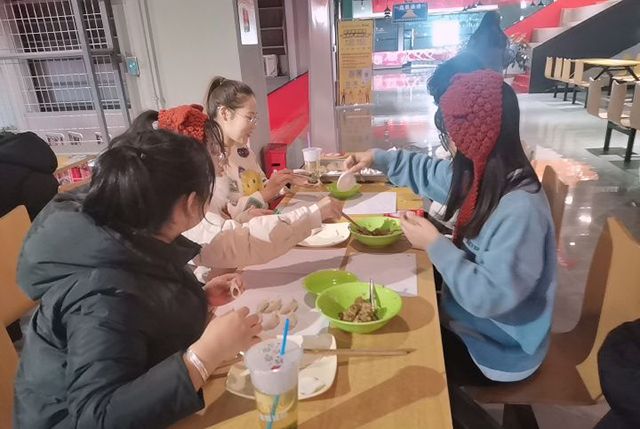 【完满班级】情谊绵绵 温暖冬日——艺术传媒学院环设1904班包饺子活动