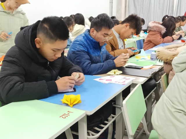 【完满班级】小小纸张 无限光芒——艺术传媒学院动画1801班完满班级艺术实践折纸活动