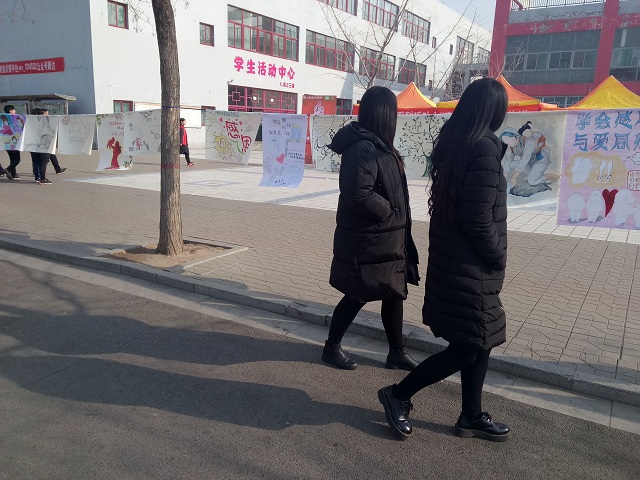 感恩季系列活动之“学会感恩,与爱同行”主题手绘展