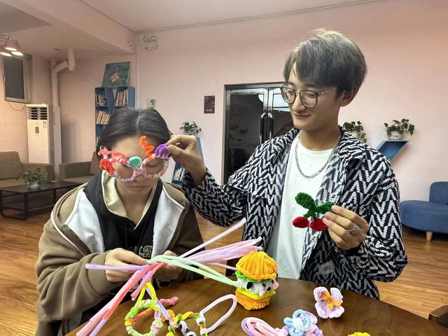 【完满团支部】巧手做 妙手生花塑万物 ——艺术传媒学院环设2301班完满团支部活